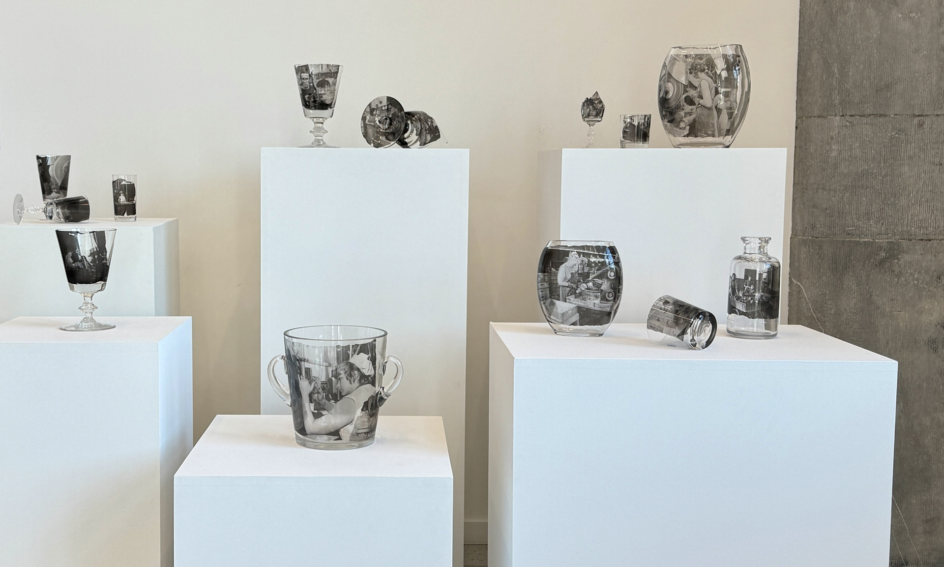 Sandrine Isambert, Faire Feu, installation, verre, focus contemporain dans le cadre de l'exposition Art Déco et Modernisme au Val Saint-Lambert ((1925-1939), Musée du Verre de Charleroi, 2026, (c) Sandrine Isambert, (c) photo Be Culture, Boombartstic Art Magazine