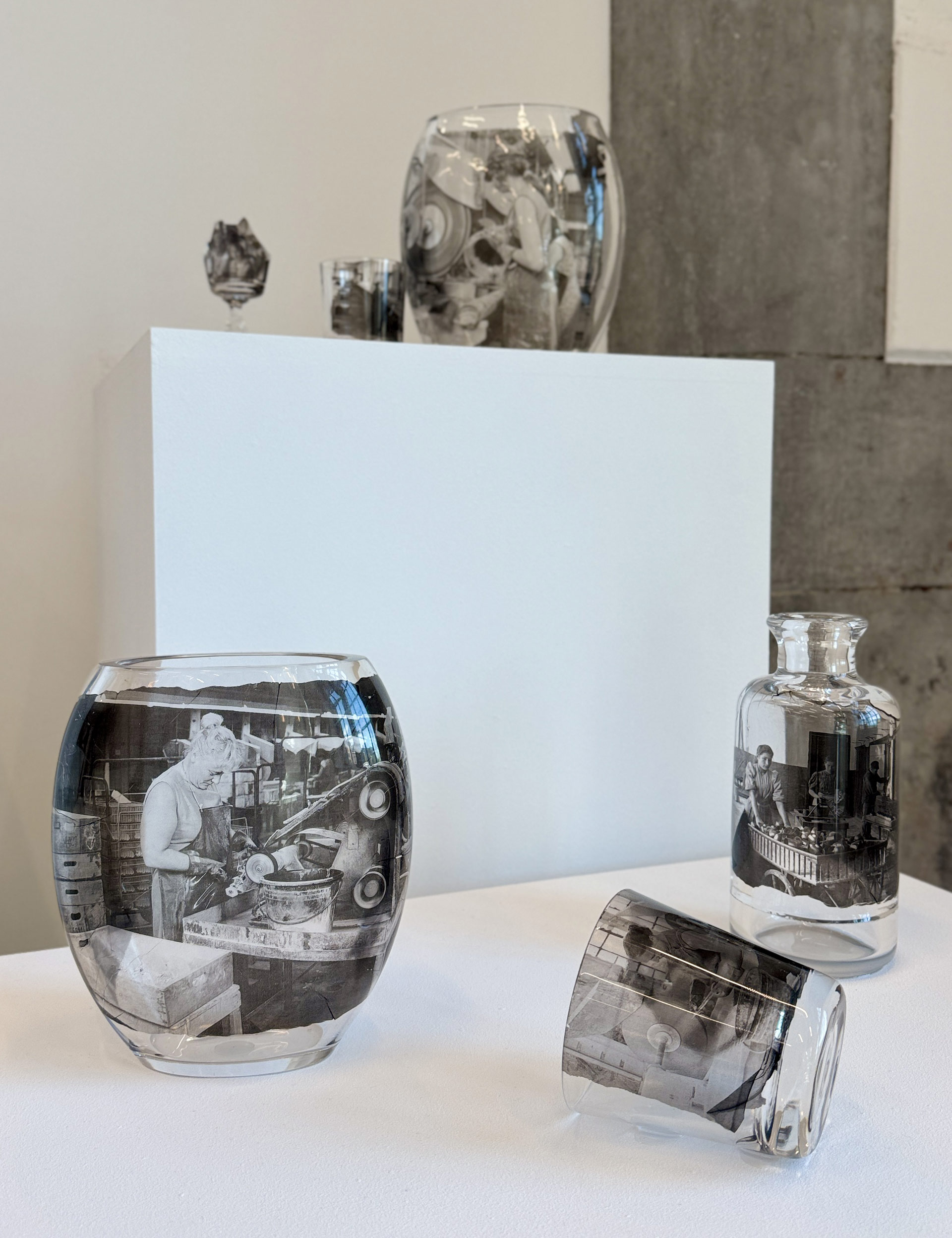 Sandrine Isambert, Faire Feu, installation, focus contemporain dans le cadre de l'exposition Art Déco et Modernisme au Val Saint-Lambert (1925-1939), Musée du Verre de Charleroi, 2026, (c) photo Be Culture, Boombartstic Art Magazine