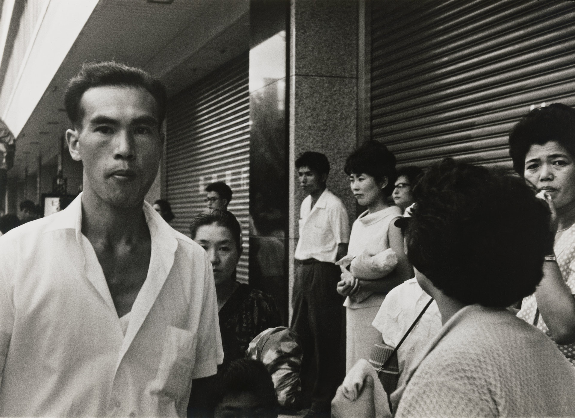Ishiguro Kenji, de la série Hiroshima, 1965, exposition Lost & Found, Fondation A, Bruxelles, 2026, (c) courtesy the artist et Akio Nagasawa Gallery, Boombartstic Art Magazine