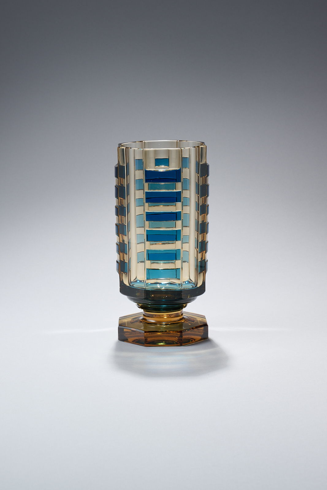Joseph Simon, Vase Georges Deprez EB114, Cristal topaze doublé bleu pétrole, taillé à la roue, 1935, Collection privée, exposition Art Déco et Modernisme au Val Saint-Lambert (1925-1939), Musée du Verre de Charleroi, 2026, (c) photo Arthur Monfrais/Armon Photo, Boombartstic Art Magazine