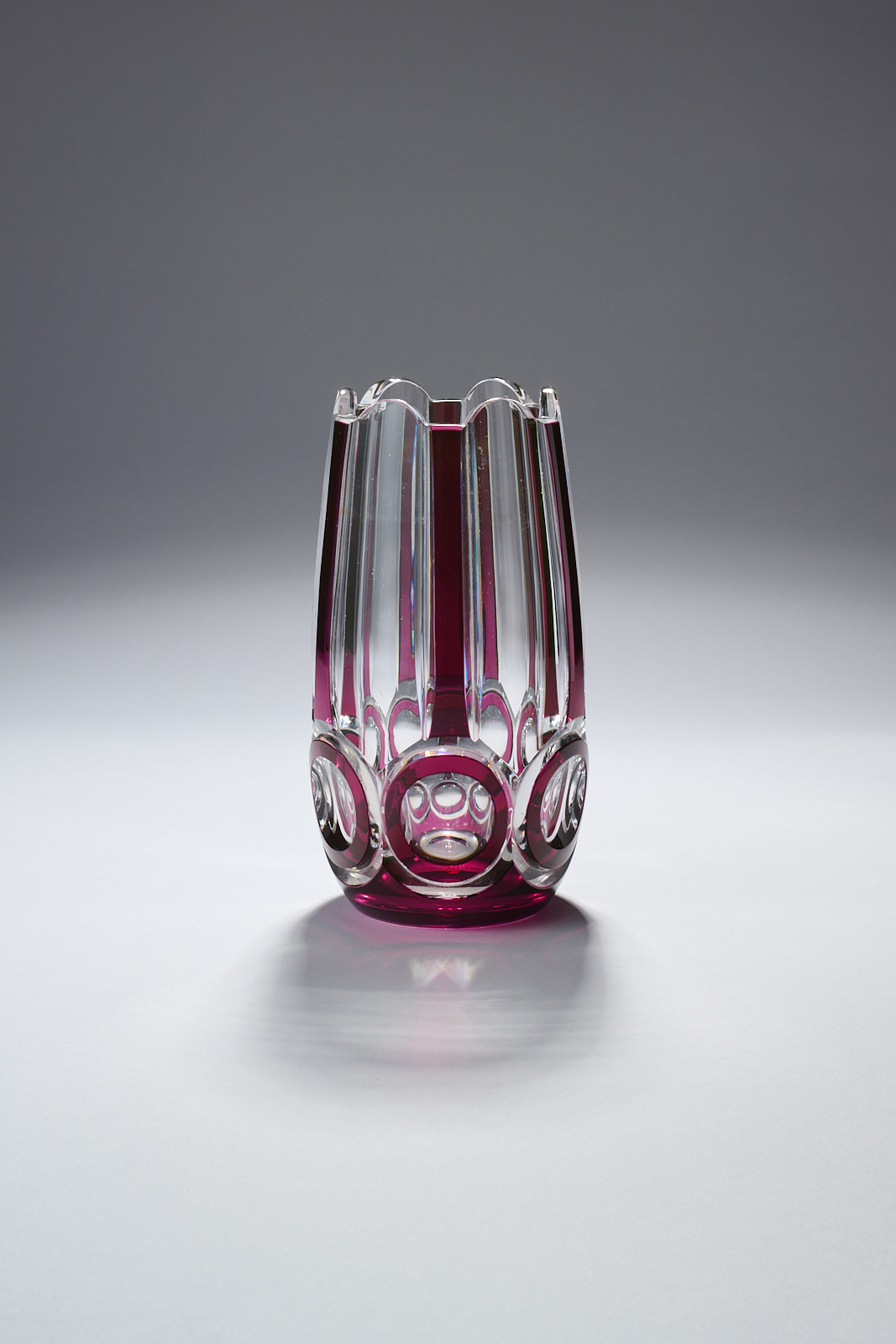 Joseph Simon, Vase Ulysse taille S/336, Cristal clair doublé mauve soufflé, décor taillé à la roue, 1926/1929, Alonso International Glass Collection, exposition Art Déco et Modernisme au Val Saint-Lambert (1925-1939), Musée du Verre de Charleroi, 2026, (c) photo Arthur Monfrais/Armon Photo, Boombartstic Art Magazine