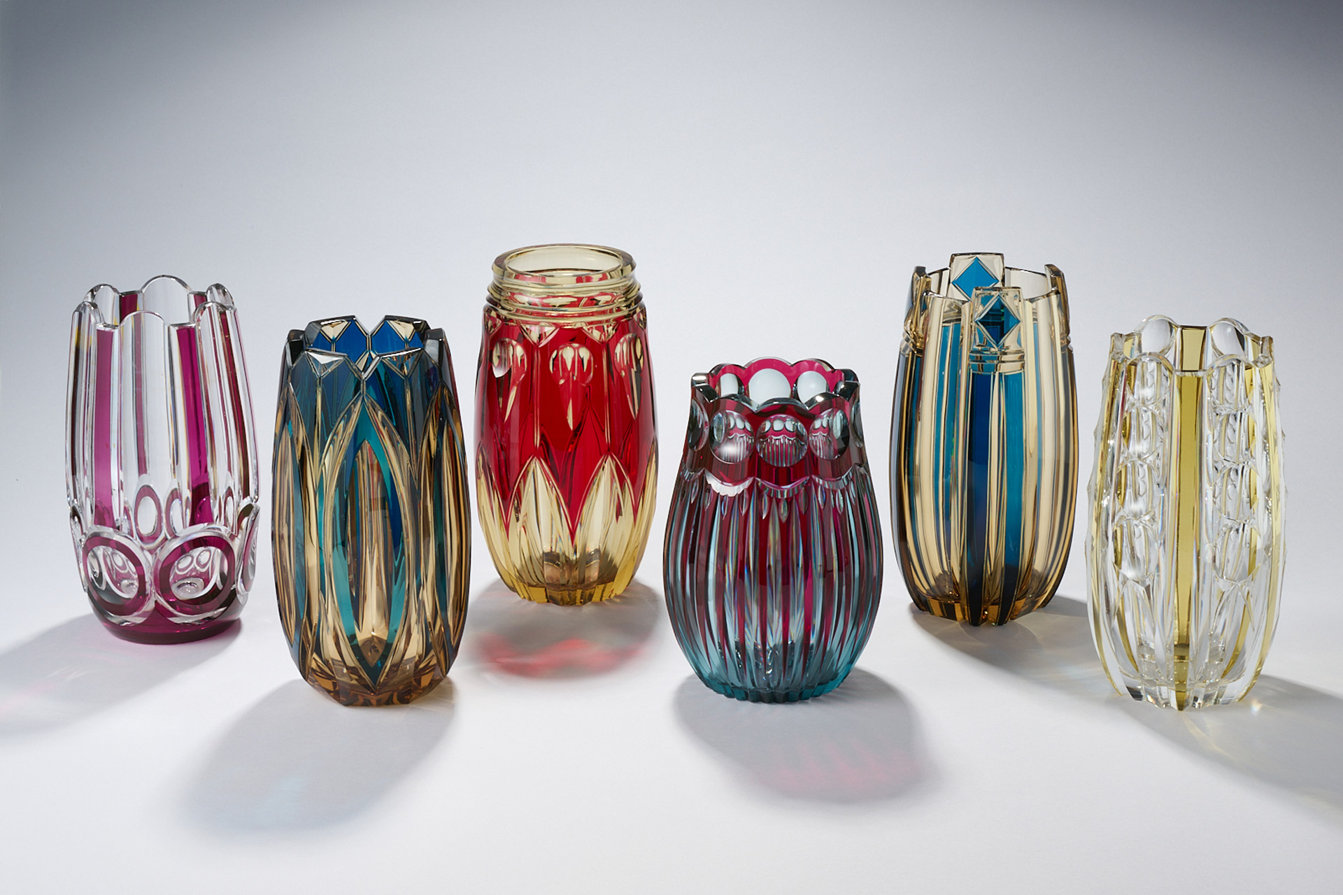 Joseph Simon, Ensemble de vases réalisés sur base du modèle Ulysse, 1926-1930, exposition Art Déco et Modernisme au Val Saint-Lambert (1925-1939), Musée du Verre de Charleroi, 2026, (c) photo Arthur Monfrais - Armon Photo, Boombartstic Art Magazine