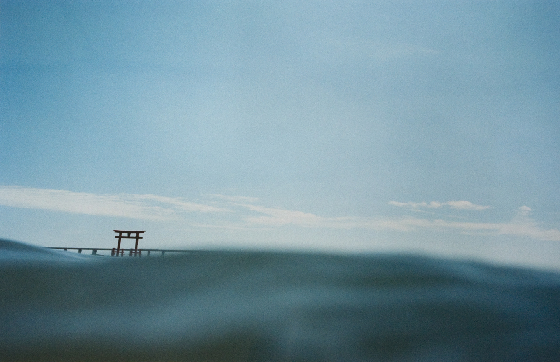 Narahashi Asako, Bentenjima, de la série, Half awake and half asleep in the Water, 2001, exposition Lost & Found, Fondation A, Bruxelles, 2026, (c) courtesy the artist et IBASHO, Boombartstic Art Magazine