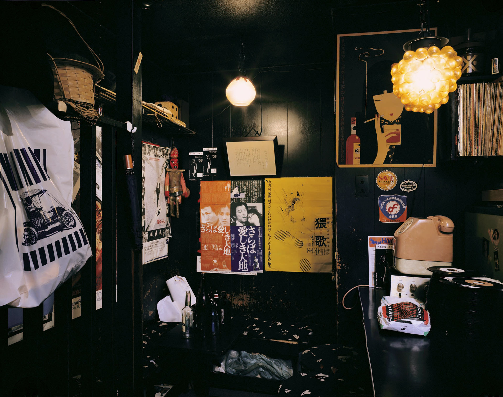 Takanashi Yutaka, de la série Golden Gai Bars, 1982, exposition Lost & Found, Fondation A, Bruxelles, 2026, (c) courtesy the artist, Boombartstic Art Magazine