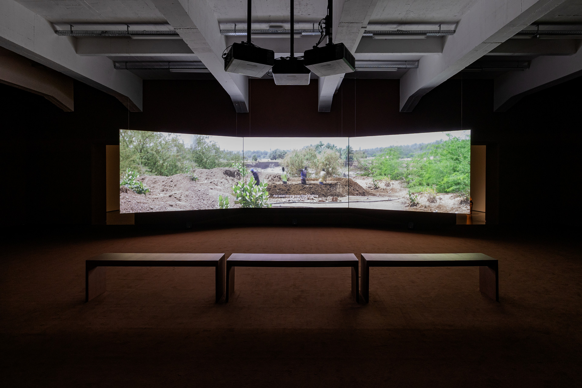 Eli Cherri, vue de l'exposition Soul Witness, film Of Men and Gods and Mud, 2022, 18 min 48 sec, en boucle, produit par KinoElektron, (c) courtesy the artist, (c) photo Eline Willaert, Boombartstic Art Magazine