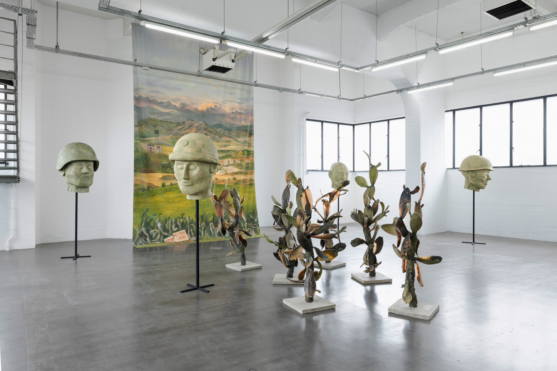 Ali Cherri, vue de l'exposition Soul Witness, oeuvres The Seven Soldiers, 2023, The Prickly Pear Garden, 2023, No Man's Land (Toile de fond de théâtre), 2023, WIELS, Bruxelles, 2026, (c) courtesy the artist, (c) photo Eline Willaert, Boombartstic Art Magazine