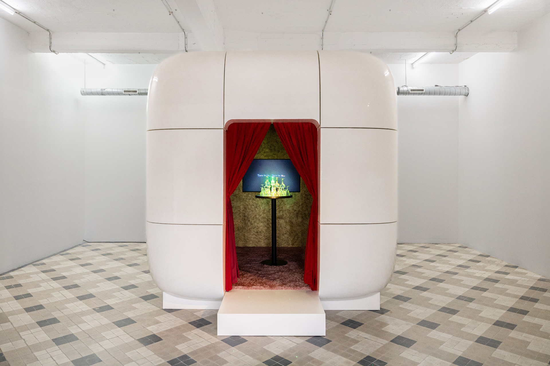 Ali Cherri, vue de l'exposition Soul Witness, Listening Room (Kel Rejjel / Each Man), 2026, capsule d'écoute en résine laminée, son, lumière, vidéo, accessoires, 3 min 14 sec, en boucle, WIELS, Bruxelles, 2026, (c) courtesy of the artist and Galerie Imane Farès, (c) chanson Kel Rejjel sur une musique originale de Zeid Hamdan, paroles Rabih Mroueh, basé sur un poème d'Oscar Wilde,The Ballad of Reading Gaol, (c) photo Eline Willaert, Boombartstic Art Magazine