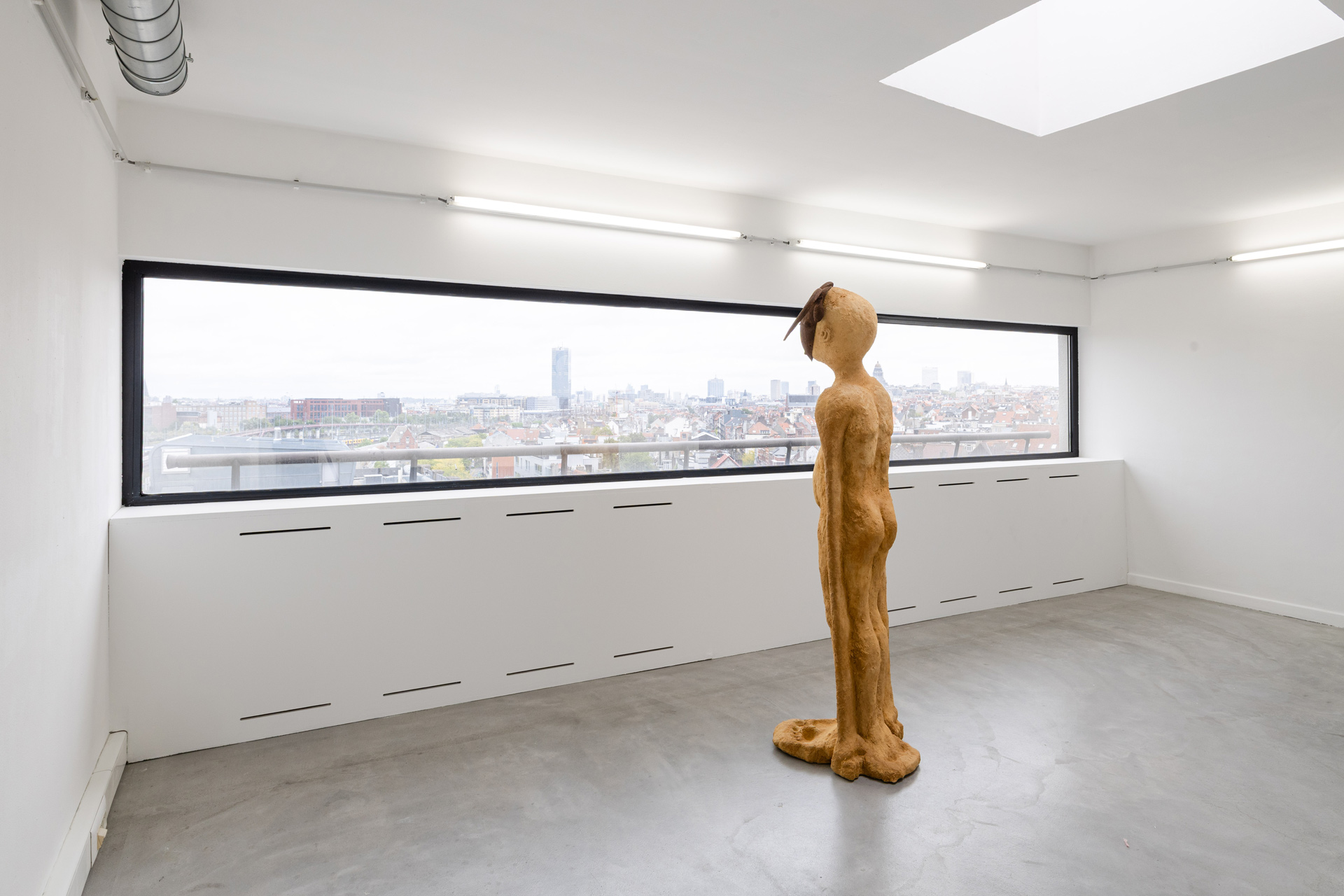Ali Cherri, vue de l'exposition Soul Witness, Le Rêveur, 2023, Masque en fonte, bois, argile, sable, pigments, Collection Privée, WIELS, Bruxelles, 2026, (c) courtesy the artist, (c) photo Eline Willaert, Boombartstic Art Magazine
