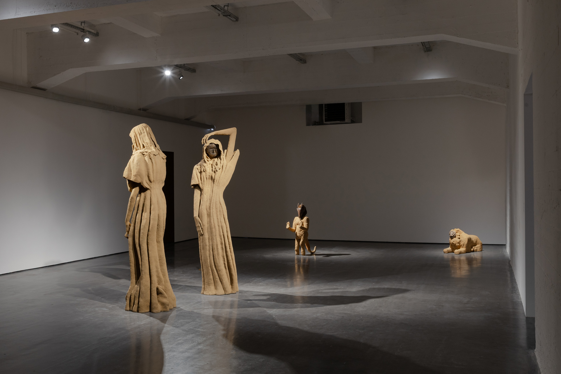 Ali Cheeri, vue de l'exposition Soul Witness, figures centrales The Earth Heard Their Lament I et II, 2026, WIELS, Bruxelles, 2026, (c) courtesy the artist et Galerie Imane Farès, (c) photo Eline Willaert, Boombartstic Art Magazine