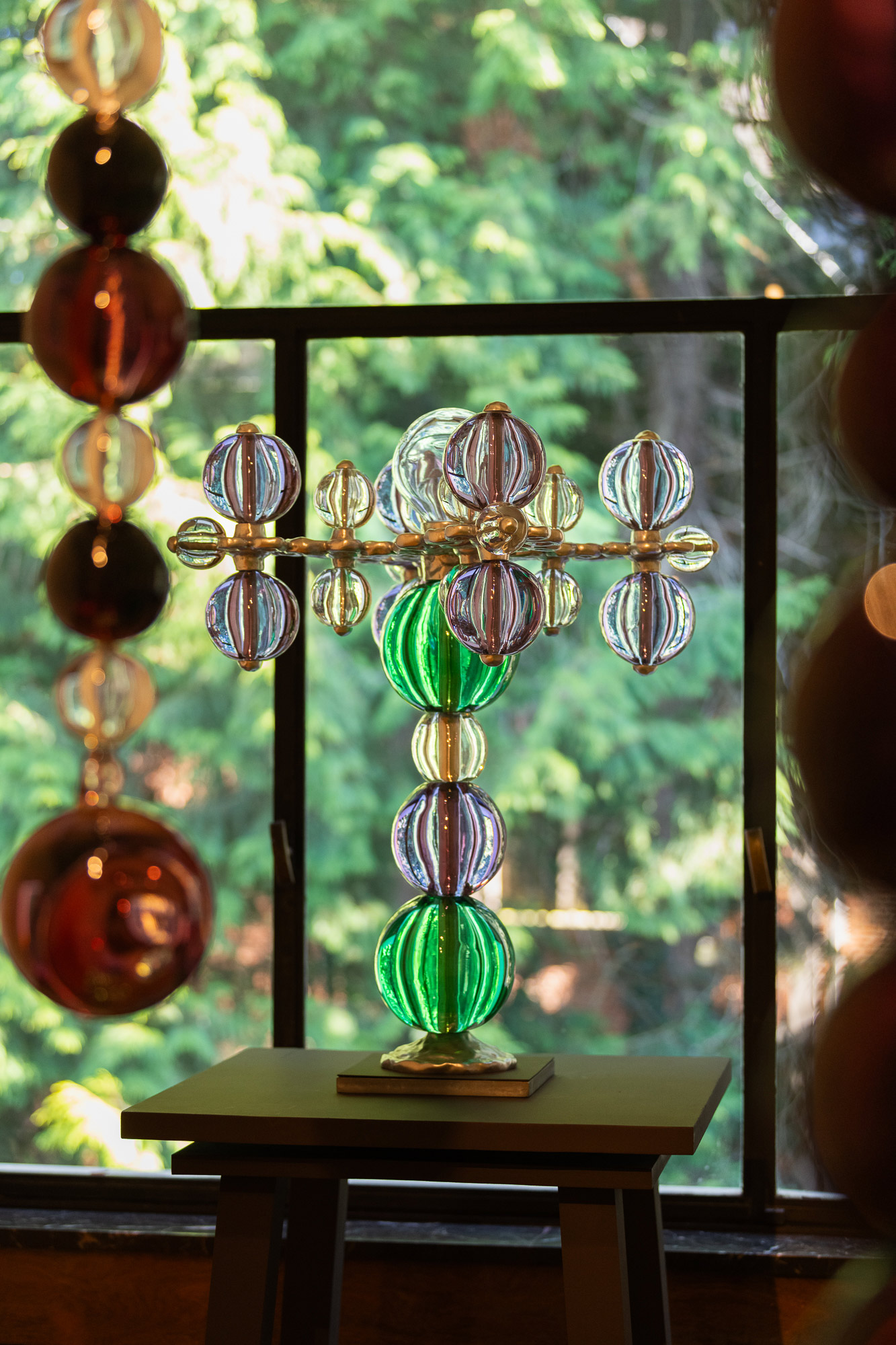 Jean-Michel Othoniel, Candélabre , 2005, Verre de Murano, acier, exposition Diary of Happiness, Fondation Boghossian - Villa Empain, 2026, (c) Othoniel Studio_Jean-Philippe Robin, Boombartstic Art Magazine