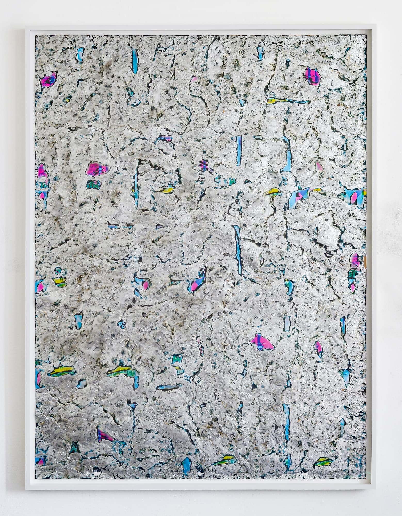 João Freitas, sans titre, , 2023, emballages Tetra Pak en carton plastifié trouvés, 139 x 105 cm, Lage Egal Curatorial Projects, Berlin | Bruxelles, ArtOnPaper 2026, (c) et (c) photo courtesy the gallery, Boombartstic Art Magazine