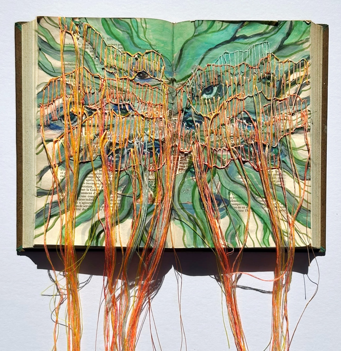 Brankica Žilović, Les Yeux de la Terre XIII, 2026, Broderie sur livre, 30×30 cm, Galerie Emilie Dujat, Bruxelles, ArtOnPaper 2026, Bruxelles, (c) et (c) photo courtesy the gallery, Boombartstic Art Magazine